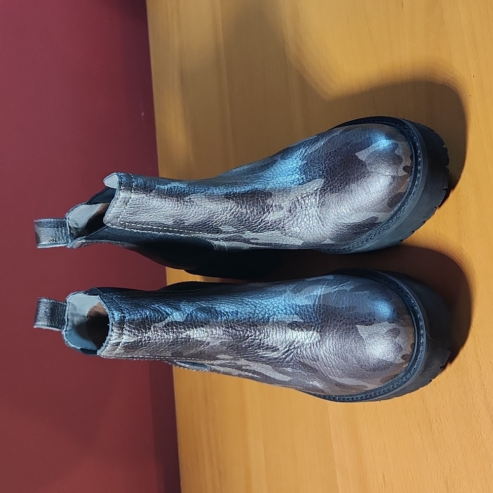 LINEA Paolo Metallic Grey Chelsea Boots sz 8.5